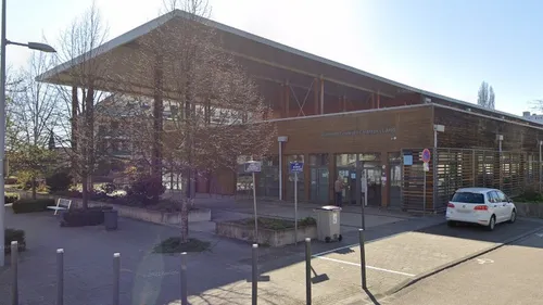 Des réfugiés ukrainiens logés provisoirement dans le gymnase...